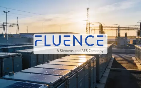 Moderne industrielle Speicheranlage für erneuerbare Energien in einer weitläufigen, sonnendurchfluteten Landschaft. - Foto: über boerse-global.de