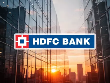 Moderne Glasfassade eines Bürogebäudes im Sonnenaufgang als Symbol für Unternehmensführung und Finanzstabilität. - Foto: über boerse-global.de