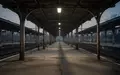 Ein verlassener, düsterer Bahnsteig bei Dämmerung, der die Atmosphäre von Unsicherheit und Stille an einem Bahnhof einfängt. - Foto: über boerse-global.de