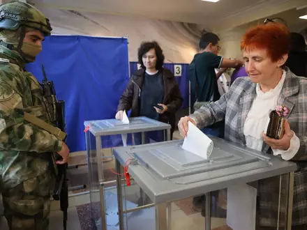 Trotz Protest der Ukraine wird auch in russisch besetzten Gebieten abgestimmt.  - Foto: Uncredited/AP/dpa