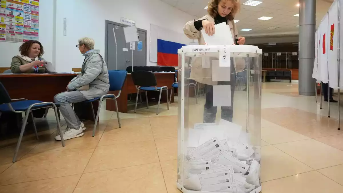 Die russischen Behörden ließen nur kremltreue Parteien zur Wahl zu. - Bild: Pavel Bednyakov/AP/dpa