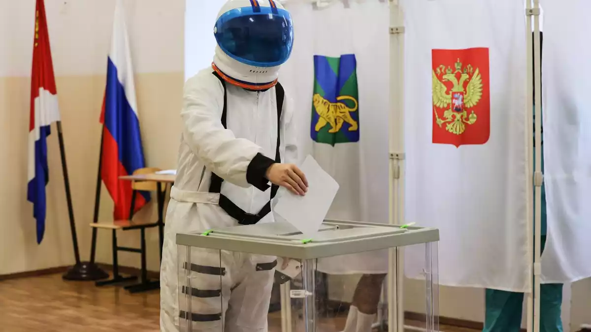 Die Abstimmung wurde von Fälschungsvorwürfen begleitet. - Bild: Uncredited/AP/dpa