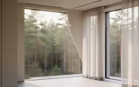 Ein minimalistischer, lichtdurchfluteter Innenraum mit Blick ins Grüne, der eine ruhige und klare Atmosphäre vermittelt. - Foto: über boerse-global.de