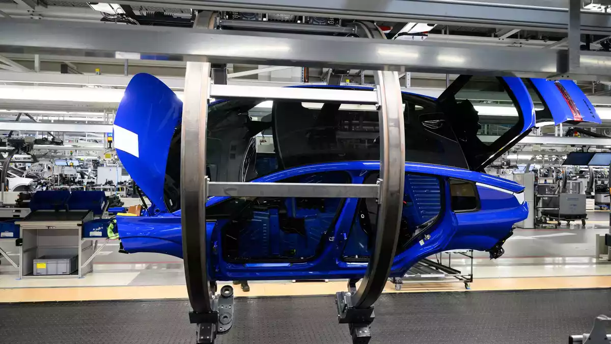 Der Umsatz von Volkswagen, Mercedes-Benz und BMW ist im ersten Halbjahr gesunken. (Archivbild) - Bild: Lukas Barth-Tuttas/dpa