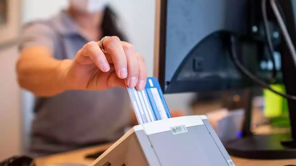 Viele Pflegebedürftige müssen ihre Versichertenkarte einmal im Quartal in Arztpraxen einlesen lassen. (Symbolbild) - Bild: David Inderlied/dpa