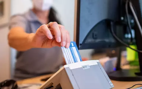 Viele Pflegebedürftige müssen ihre Versichertenkarte einmal im Quartal in Arztpraxen einlesen lassen. (Symbolbild) - Foto: David Inderlied/dpa