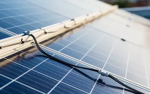 Nahaufnahme von blauen Photovoltaik-Solarzellen mit sichtbaren Leiterbahnen auf einem Solarmodul bei Tageslicht. - Foto: über boerse-global.de