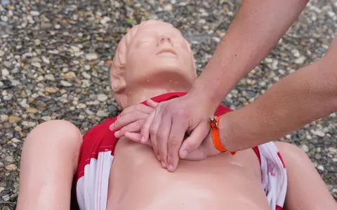 Mit der Herzdruckmassage kann bei einem Herz-Kreislauf-Stillstand das Leben der Betroffenen gerettet werden. (Symbolbild) - Foto: Soeren Stache/dpa