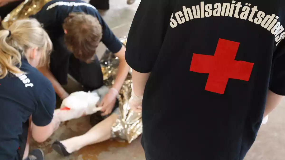 Fachleute fordern, dass alle Schüler verpflichtend Wiederbelebungsmaßnahmen in der Schule lernen. (Symbolbild) - Bild: Friso Gentsch/dpa
