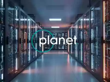 Modernes Rechenzentrum mit leuchtenden Server-Racks in einer professionellen, technologischen Umgebung. - Foto: über boerse-global.de