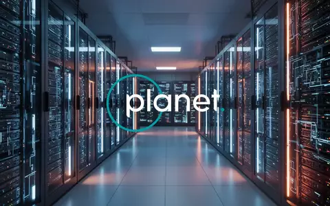 Modernes Rechenzentrum mit leuchtenden Server-Racks in einer professionellen, technologischen Umgebung. - Foto: über boerse-global.de
