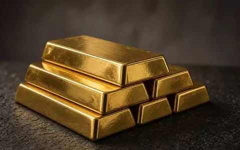 Mehrere glänzende Goldbarren auf einem dunklen Untergrund bei stimmungsvoller Beleuchtung. - Foto: über boerse-global.de