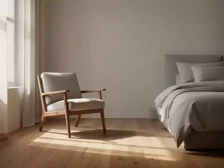 Ein ruhiges, sonnendurchflutetes Zimmer mit einem leeren Sessel am Fenster, das eine friedliche und geschützte Atmosphäre ausstrahlt. - Foto: über boerse-global.de