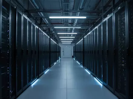 Moderne Serverinfrastruktur in einem hochtechnisierten Rechenzentrum mit bläulicher Beleuchtung. - Foto: über boerse-global.de