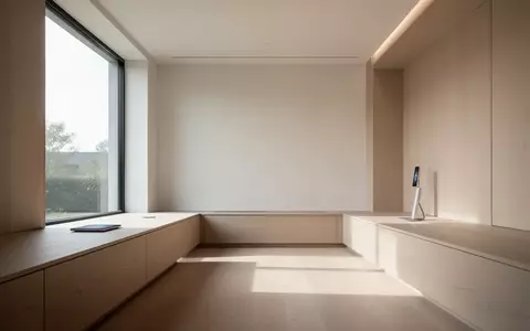 Ein minimalistischer, lichtdurchfluteter Innenraum mit klaren Linien und hölzernen Oberflächen. - Foto: über boerse-global.de