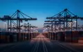 Ein moderner Hafen bei Dämmerung mit Containern und Krananlagen als Symbol für den internationalen Handel. - Foto: über boerse-global.de