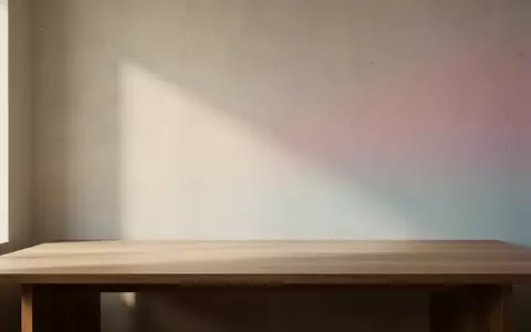 Ein minimalistischer Arbeitsbereich mit sanftem, natürlichem Licht und subtilen Farbverläufen an einer Wand. - Foto: über boerse-global.de