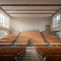 Ein heller, leerer Schulsaal mit moderner Architektur und großen Fensterfronten. - Foto: über boerse-global.de