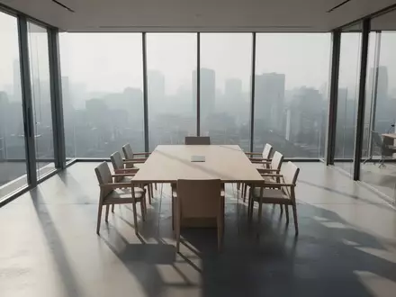 Ein heller, minimalistischer Konferenzraum mit bodentiefen Fenstern und Holztisch in einem modernen Bürogebäude. - Foto: über boerse-global.de