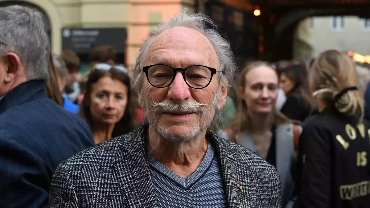 Die Kultserie «Kir Royal» mit Franz Xaver Kroetz als Klatschreporter Baby Schimmerlos wird 40 Jahre alt - und ist bestens gealtert. (Archivbild) - Bild: Felix Hörhager/dpa