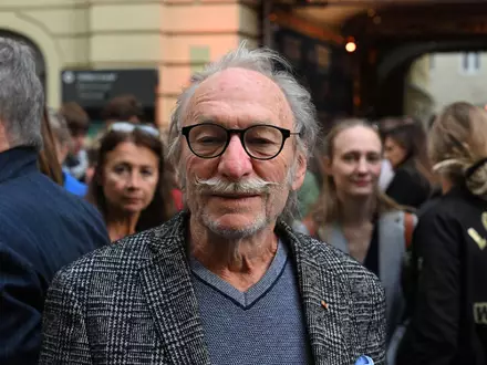 Die Kultserie «Kir Royal» mit Franz Xaver Kroetz als Klatschreporter Baby Schimmerlos wird 40 Jahre alt - und ist bestens gealtert. (Archivbild) - Foto: Felix Hörhager/dpa