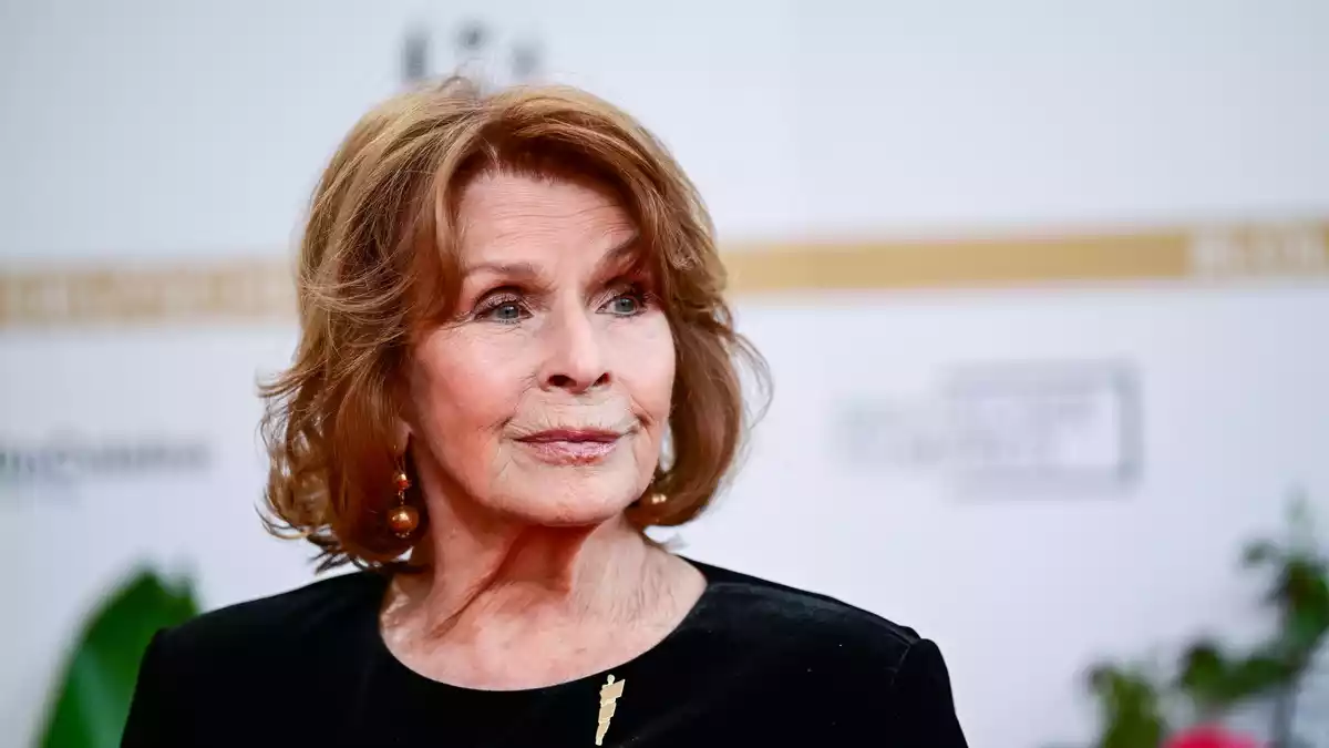 Um Senta Berger für die Serie zu gewinnen, musste Regisseur Helmut Dietl sie erst überzeugen. (Archivbild)   - Bild: Sebastian Christoph Gollnow/dpa
