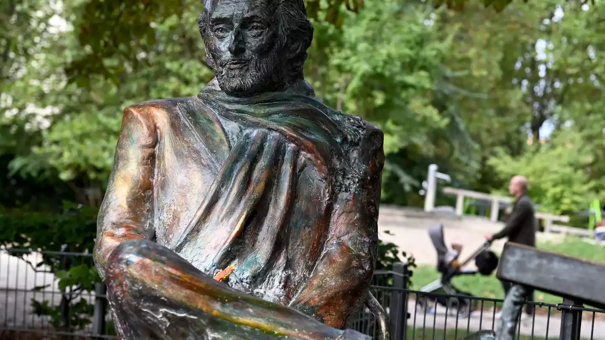 Seit einigen Jahren erinnert eine Bronzestatue an den berühmten Münchner Filmemacher Helmut Dietl. (Archivbild) - Bild: Stefan Puchner/dpa