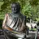 Seit einigen Jahren erinnert eine Bronzestatue an den berühmten Münchner Filmemacher Helmut Dietl. (Archivbild) - Bild: Stefan Puchner/dpa