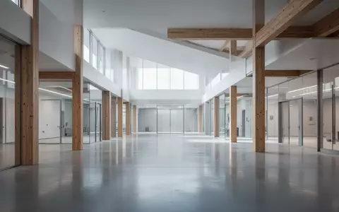 Ein minimalistisch gestalteter, heller Forschungsraum mit klaren architektonischen Linien und natürlichem Lichteinfall. - Foto: über boerse-global.de