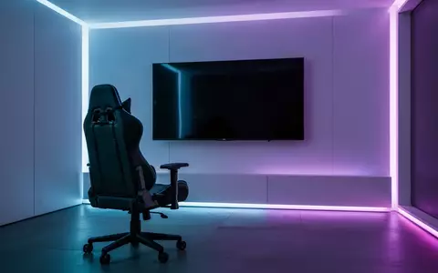 Ein minimalistisch eingerichtetes, modern beleuchtetes Gaming-Zimmer mit einem leeren Bildschirm an der Wand. - Foto: über boerse-global.de
