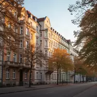 Historische Mietshäuser in einer ruhigen Wohnstraße im Münchner Westend bei Tageslicht. - Foto: über boerse-global.de