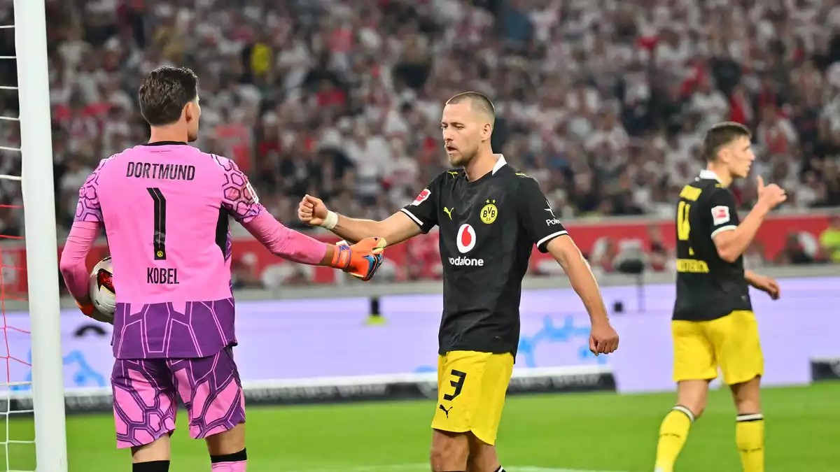 Der von den VfB-Fans ausgepfiffene Dortmunder Abwehrspieler Waldemar Anton zeigte an alter Wirkungsstätte eine starke Leistung. - Bild: Jan-Philipp Strobel/dpa