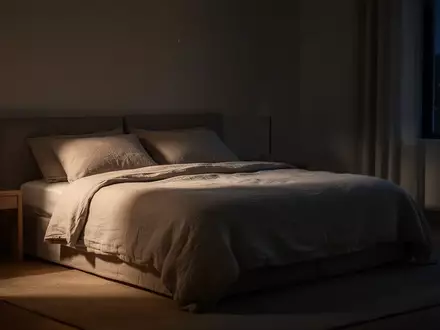 Ein ruhig gestaltetes Schlafzimmer mit einem ordentlich gemachten Bett bei sanftem Licht, das eine entspannte Atmosphäre vermittelt. - Foto: über boerse-global.de