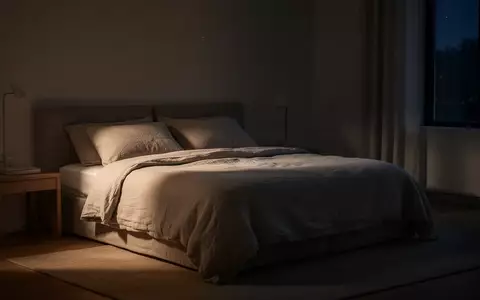 Ein ruhig gestaltetes Schlafzimmer mit einem ordentlich gemachten Bett bei sanftem Licht, das eine entspannte Atmosphäre vermittelt. - Foto: über boerse-global.de