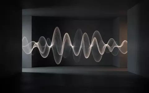 Abstrakte Visualisierung von Schallwellen durch sanfte Lichtreflexionen in einem minimalistischen, dunklen Raum. - Foto: über boerse-global.de