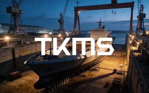 Moderne Schiffswerft bei Dämmerung mit dem Rumpf eines großen Schiffes im Trockendock. - Foto: über boerse-global.de