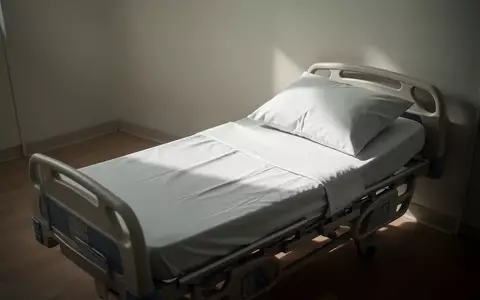 Ein leeres, ordentlich gemachtes Krankenbett in einem hellen, minimalistischen Zimmer. - Foto: über boerse-global.de