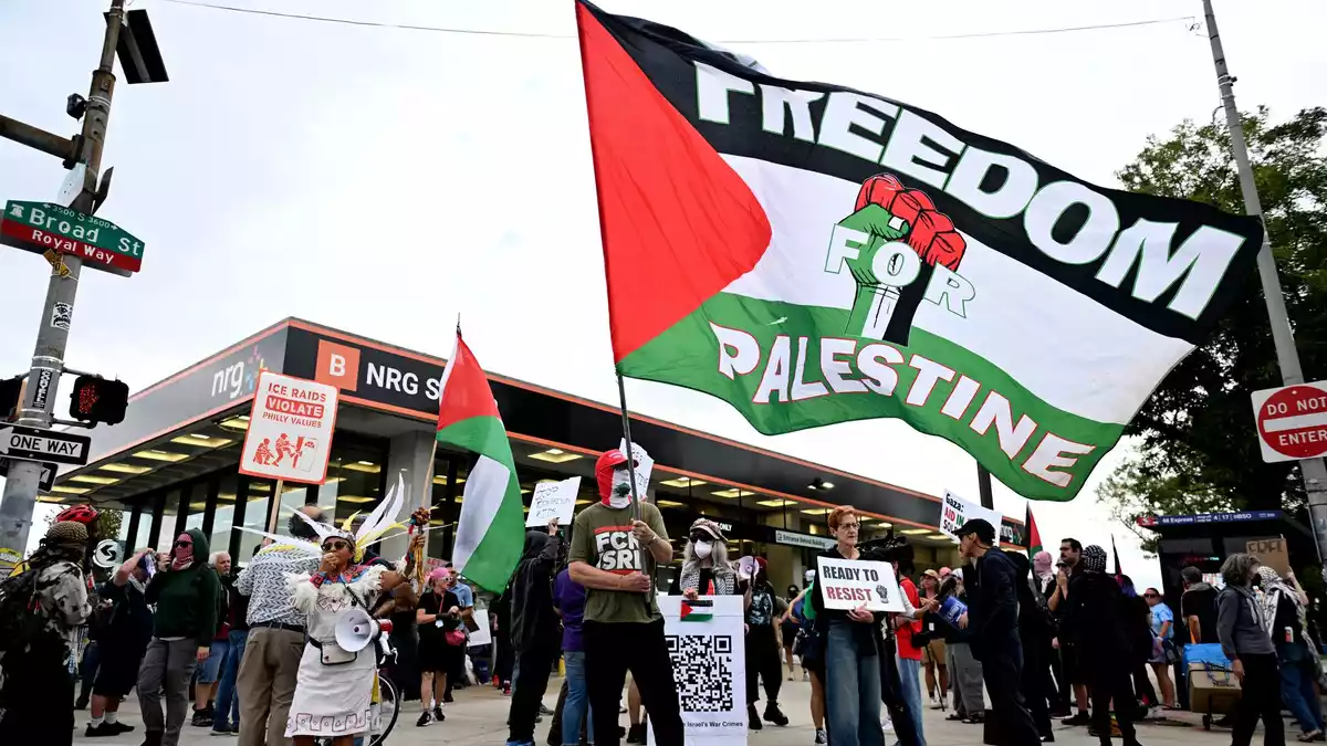 Vor dem Stadion, in dem das Konzert stattfand, hatten sich propalästinensische Demonstranten versammelt.  - Bild: Allie Ippolito/AP/dpa