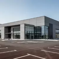 Ein modernes, großflächiges Einzelhandelsgebäude mit Parkplatz bei Tageslicht. - Foto: über boerse-global.de