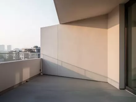 Ein moderner, leerer Balkon in einem Wohngebäude bei natürlichem Morgenlicht. - Foto: über boerse-global.de
