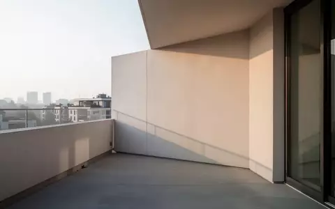 Ein moderner, leerer Balkon in einem Wohngebäude bei natürlichem Morgenlicht. - Foto: über boerse-global.de