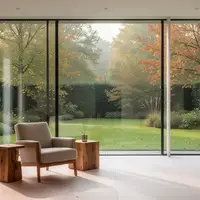 Ein helles, modern eingerichtetes Wohnzimmer mit Blick in einen herbstlichen Garten, das eine Atmosphäre von Ruhe und häuslicher Pflege vermittelt. - Foto: über boerse-global.de
