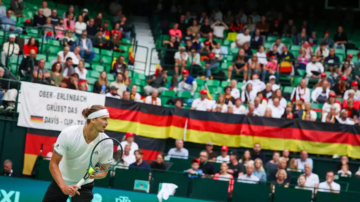 Alexander Zverev gewann im Davis Cup seine beiden Einzel. - Bild: Christoph Reichwein/dpa