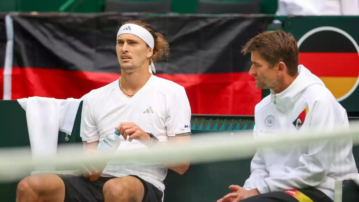 Alexander Zverev und Teamchef Michael Kohlmann freuen sich auf die Endrunde in Italien. - Bild: Christoph Reichwein/dpa