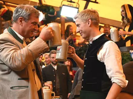 Auf eine friedliche Wiesn! - Foto: Sven Hoppe/dpa