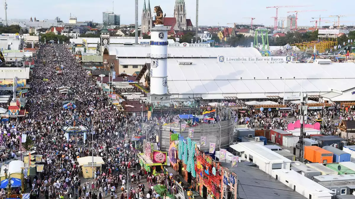 Dichtes Treiben auf dem Festgelände am ersten Tag.   - Bild: Felix Hörhager/dpa