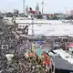Dichtes Treiben auf dem Festgelände am ersten Tag.   - Bild: Felix Hörhager/dpa