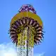 Fahrgeschäfte und weiß-blauer Himmel sorgten für gute Laune auf der Wiesn. - Bild: Sven Hoppe/dpa