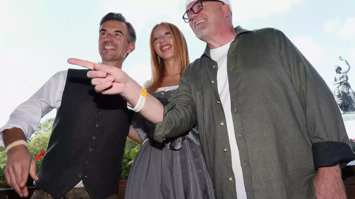 Eine Wiesn ohne Promis? Geht nicht. Hier lächeln Florian Silbereisen, Anna Ermakova und DJ Ötzi. - Bild: Karl-Josef Hildenbrand/dpa