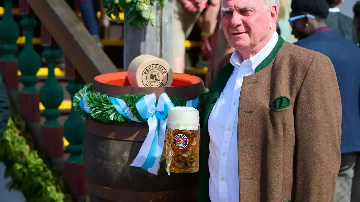 Der FC-Bayern feierte auf der Wiesn - mit dabei Expräsident Hoeneß - Bild: Sven Hoppe/dpa